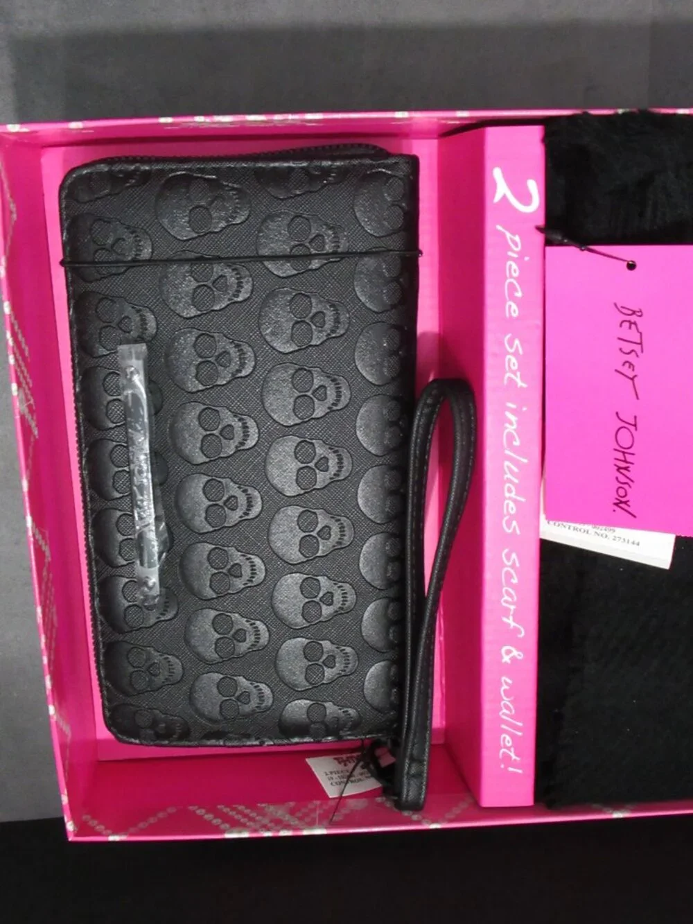 NIB Betsey Johnson 2pc Gift Set, Scarf & Embossed Skull Wallet Black Zip Around